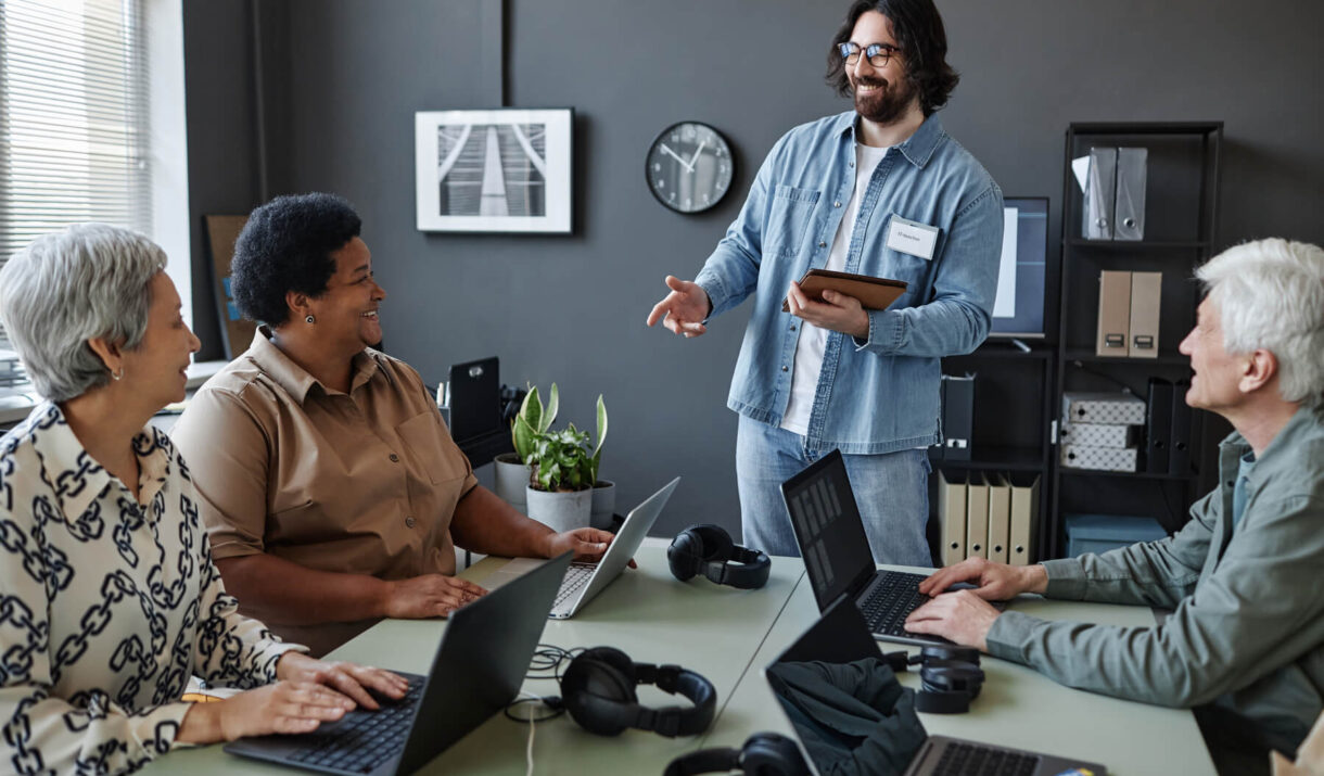 Bearded Young Man Leading Computer Class For Senio 2023 11 27 05 30 10 Utc 2 1 1220x715