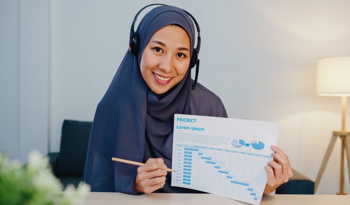 Muslim Lady Using Laptop Talk To Colleagues In Vid 9YBZ8E8 1220x715