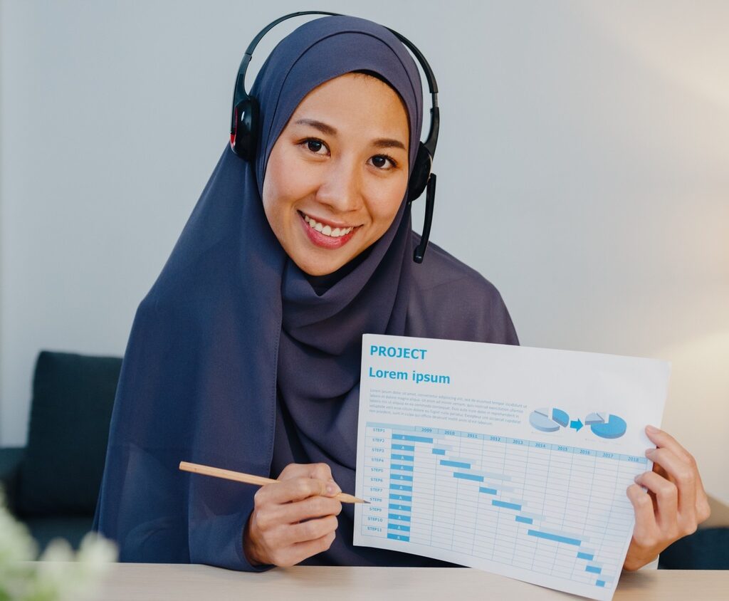 Muslim Lady Using Laptop Talk To Colleagues In Vid 9YBZ8E8 2 1024x844
